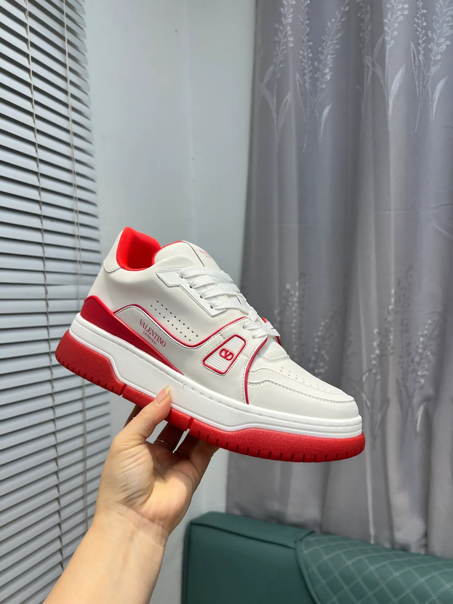 Men's Men's Shoes 💰660 Valentino 2023 early autumn new star shoes are now online! Wang Hedi and Ren Jialun have been worn by many celebrities. Who can refuse the same couple shoes as Wang Hedi! The design of Stars Stab My Heart is cool and spicy. The material of the shoes is cowhide, and every color is beautiful! Size 35-40, men’s size 39-44 (women’s 41, men’s 38, 45🉑️customized)